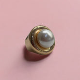 ANEL GRANDE FOLHEADO A OURO PÉROLA SHELL